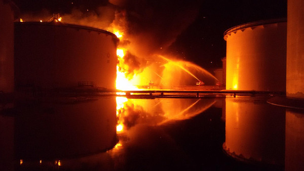 Пожар на нефтехранилище в Триполи в зоне боевых действий