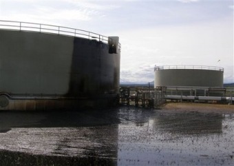 Резервуары компании Alyeska после утечки нефти