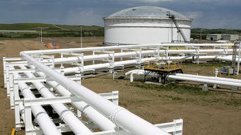 Резервуар и трубопроводы компании Enbridge