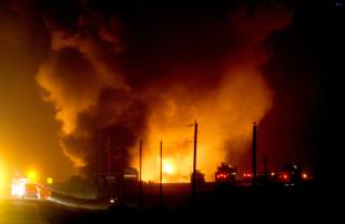 Пожар на нефтеперерабатывающем заводе в Индонезии