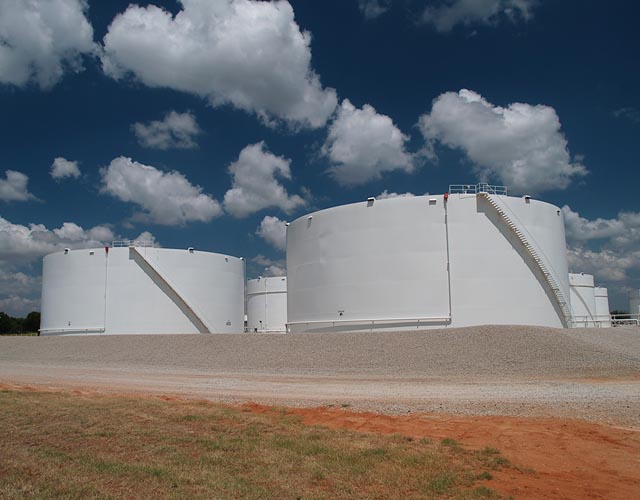 Нефтехранилище в Ираке Нефтехранилище в Ираке
