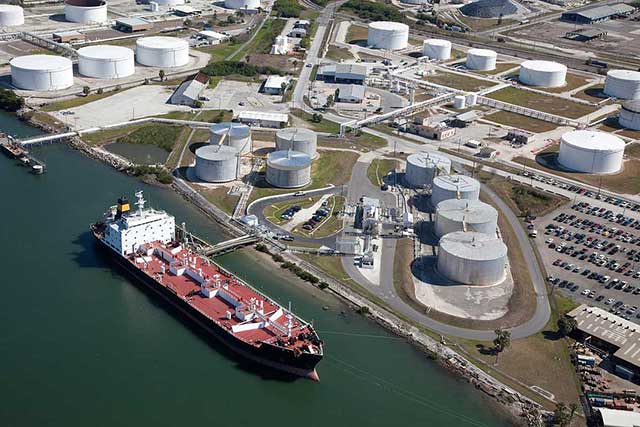 Нефтяной порт на Темзе Нефтяной порт на Темзе