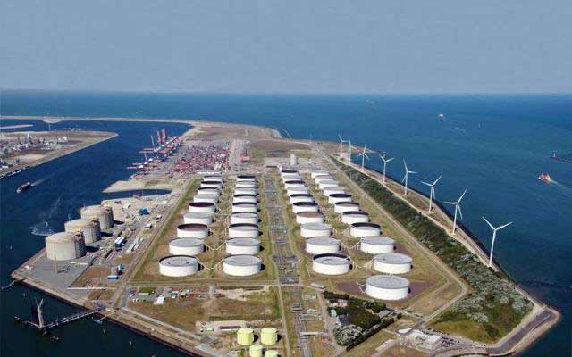 Переработка сырой нефти в порту Роттердама Переработка сырой нефти в порту Роттердама