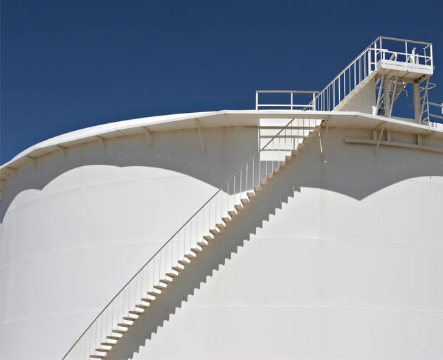 Резервуар компании Oiltanking Резервуар компании Oiltanking